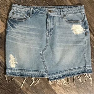 BLACK DAISY DISTRESSED JEAN SKIRT SIZE 9/29